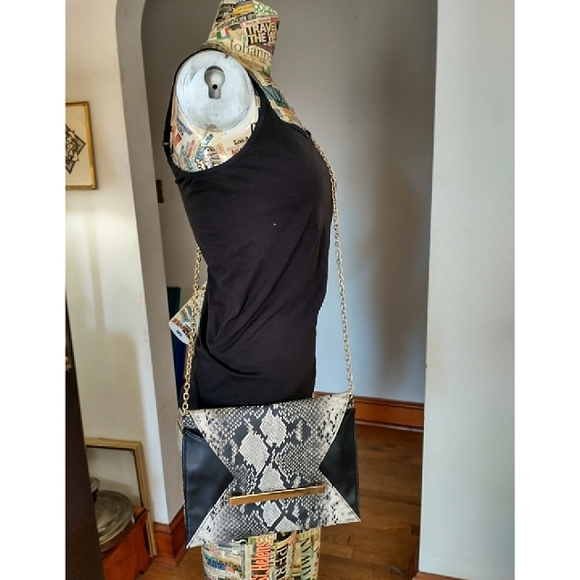 Snake Print Crossbody/Clutch With Gold Hardware. - Picture 4 of 7